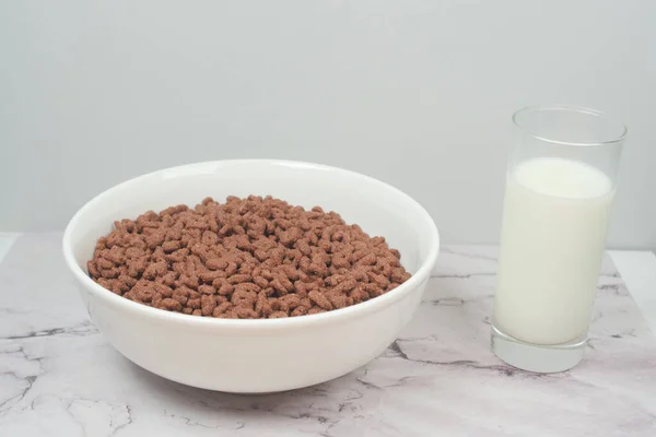 Flocos Milho Chocolate Uma Tigela Copo Leite Mesa — Fotografia de Stock