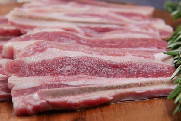 Strisce Pancetta Alimentate Crude Sul Tagliere — Foto Stock