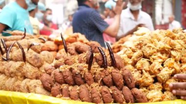 Ramazan iftarı Bangladeş 'te satılık gıda sergisi
