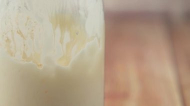 Masanın üstündeki kabın içinde mayonezi kapat.