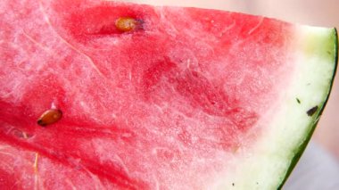Beyaz arkaplanda bir karpuz dilimini kapat