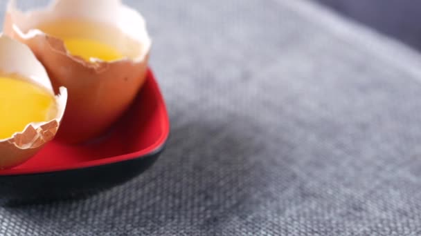 Close Breaking Egg Small Bowl Table — Stok video
