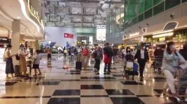 Singapur, Changi Havaalanı 1 Haziran 2022. Ziyaretçiler Changi Havaalanında yürüyor.