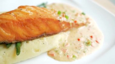 Lezzetli somon ve sebze tabağı. ,