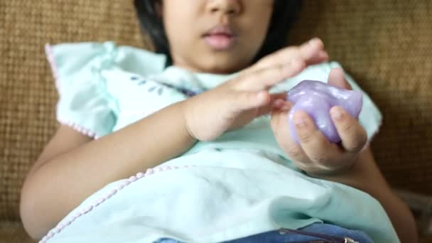 Criança Mão Segurando Lodo Cor Rosa — Vídeo de Stock
