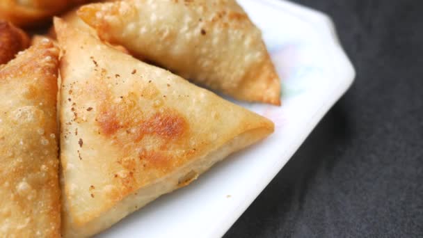 Bovenaanzicht Van Indiase Samosa Tomaat Een Bord — Stockvideo