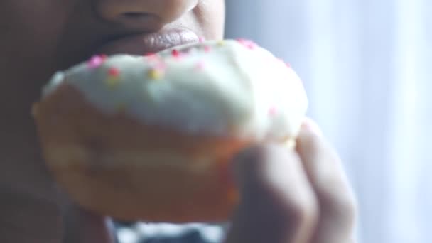 Teenage Boy Eating Donuts Close — Stock video