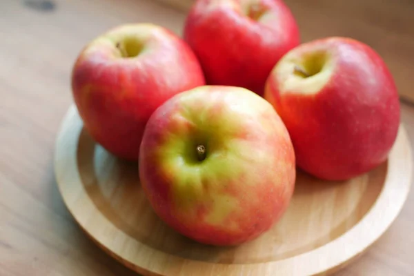 Närbild Färskt Äpple Skål Träbord — Stockfoto