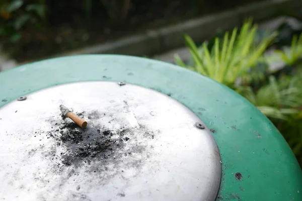 Närbild Brinnande Cigarett Askkoppen — Stockfoto