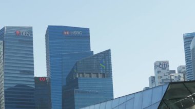  Singapur modern şehir binalarının düşük açılı görüntüsü..