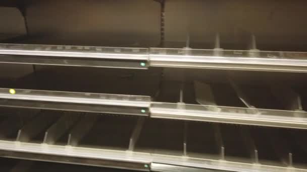 Puste Półki Supermarkecie Selektywne Ustawianie Ostrości — Wideo stockowe