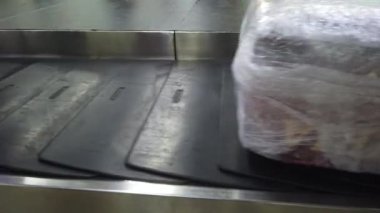 bagaj taşıma bandı üzerinde hareket ediyor 