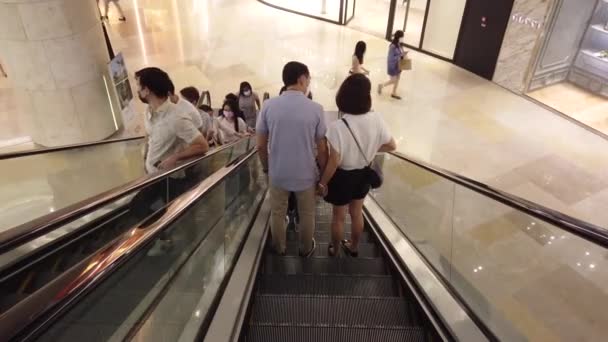 Singapur Haziran 2022 Plaza Singapur Yürüyen Merdivende Alışveriş Yapanlar — Stok video