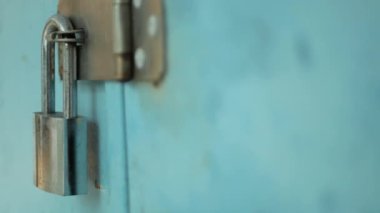  tarih kapısı asma kilit ve zincirlerle kilitliydi..