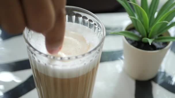 Persoon Hand Roeren Koffie Met Lepel — Stockvideo