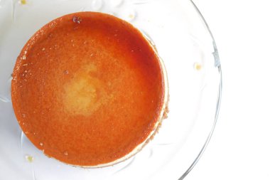  Masadaki tabakta karamel kremalı puding. ,