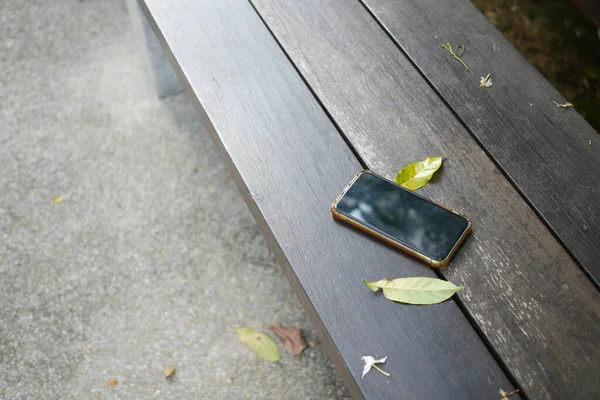 Ξεχάστε Smartphone Ένα Παγκάκι Πάρκο Έχασε Έξυπνο Τηλέφωνο — Φωτογραφία Αρχείου