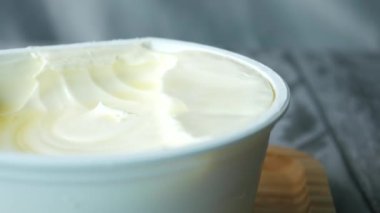 Taze tereyağını bir kabın içine koy. .