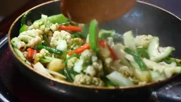 Cottura Verdure Fresche Padella Vista Dall Alto — Video Stock