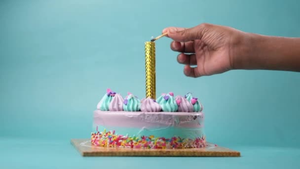 자주색 배경에 케이크의 — 비디오