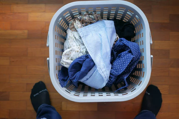 Bovenaanzicht Van Kleding Mand Vloer — Stockfoto