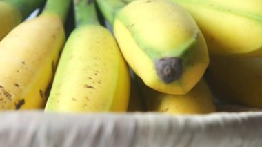 Masadaki bir kasede taze muzu kapat.