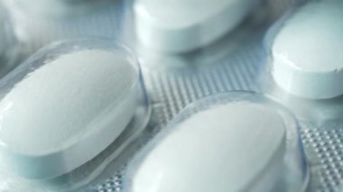 Masadaki su toplayıcı hapları kapat. .