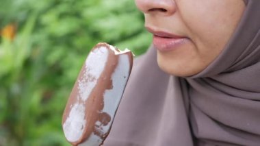 Çikolata aromalı dondurma yiyen genç kadınlar .