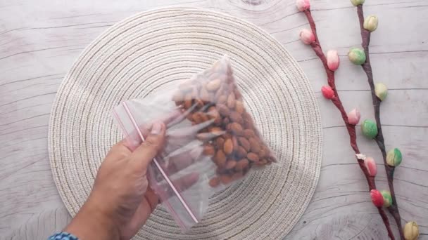 Paketteki Badem Fıstıklarının Üst Görünümü — Stok video