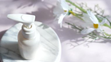 Güzellik kremini pembe bir kapta kapat..