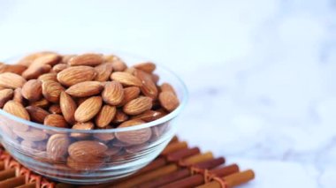 Badem yağları ve taze fındıklar masada. ,