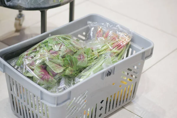 超市里装满食物的购物车 — 图库照片