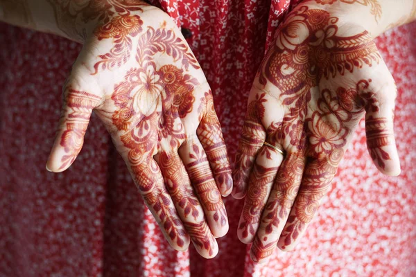 Mulheres Aplicando Henna Mão — Fotografia de Stock