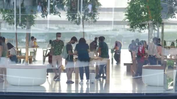 Singapore Marina Bay June 2022 Customer Visiting Apple Store — Vídeos de Stock