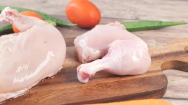  Doğrama tahtasına çiğ tavuk budu. .