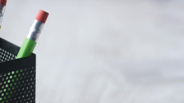 Masada kopyalama alanı olan renk kalemleri grubu