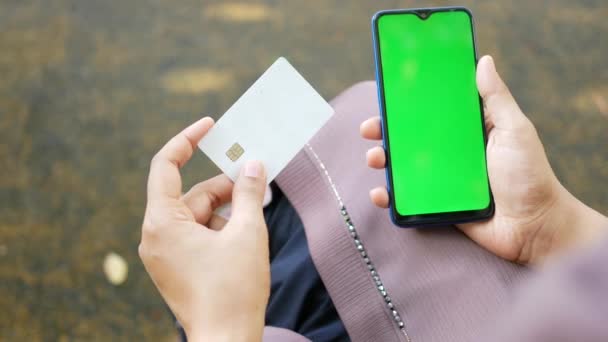 Frauen Halten Kreditkarte Der Hand Und Kaufen Smartphone Online Ein — Stockvideo