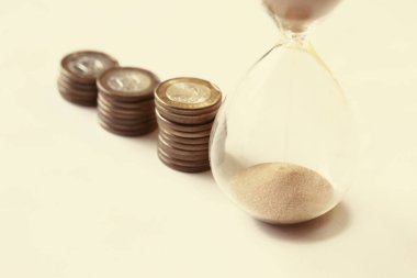 Masadaki kum saati, kum saati ampulünden akan kum..