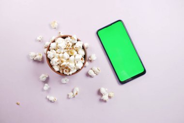 Akıllı telefon ve patlamış mısırın üst görünümü .