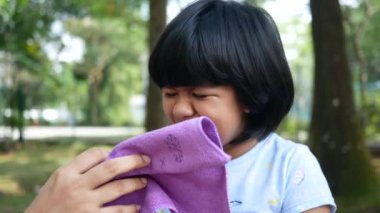 Üzgün bir çocuk aşağıya bakıyor. ,