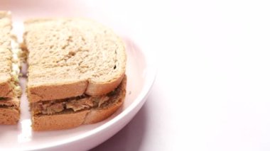 Masada ton balıklı sandviç ve patates kızartması. 