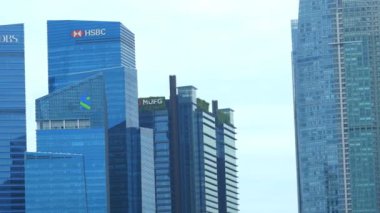  Singapur modern şehir binalarının düşük açılı görüntüsü..