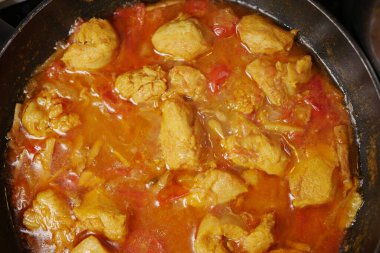 Ev yapımı Hint usulü körili tavuk. .