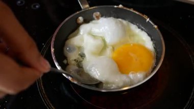 Tavada yumurta var. Yakın plan.