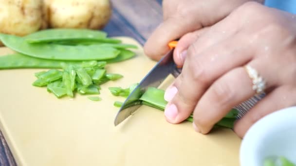 Women Cutting Holland Beans Cutting Board — Stock video