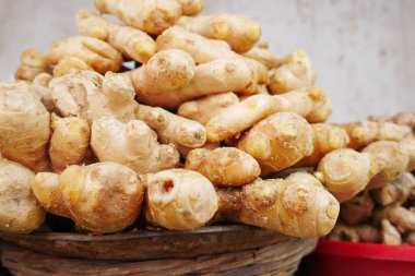 Kızıl saçlıları doğrama tahtasında kapat