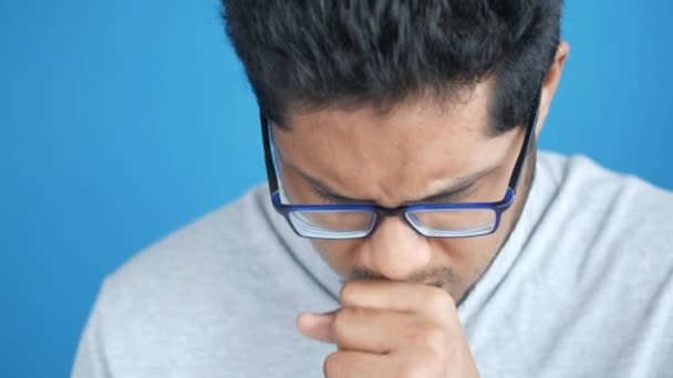 Beteg Ember Influenzás Allergiás Tüsszentésre Orrfújásra — Stock videók