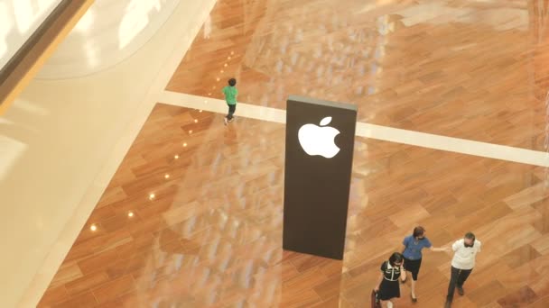 Singapore Marina Bay June 2022 Customer Visiting Apple Store — Stock Video