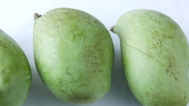 Siyah arka planda taze yeşil mango.