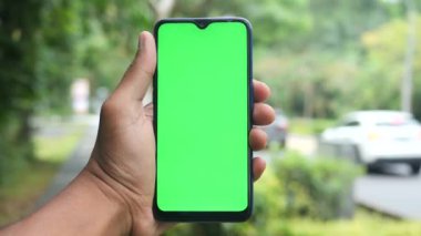 Akıllı telefon kullanarak genç adamın elini kapat.